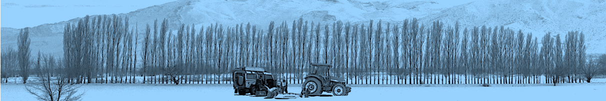 Rescate en el campo, se ve un equipo de rescate con una camilla, un todoterreno y un tractor.